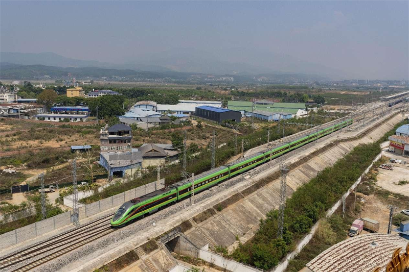 Des enfants de l'école primaire de la rue Kaiping à Qingdao, dans la province du Shandong (est de la Chine), regardent des maquettes de trains à grande vitesse Fuxing (« Renaissance ») et Hexie (« Harmonie ») au Musée ferroviaire de Jiaoji. (Wang Haibin / Pic.people.com.cn)