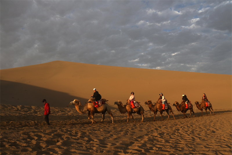 Gansu : les touristes profitent de promenades dans le désert à Dunhuang