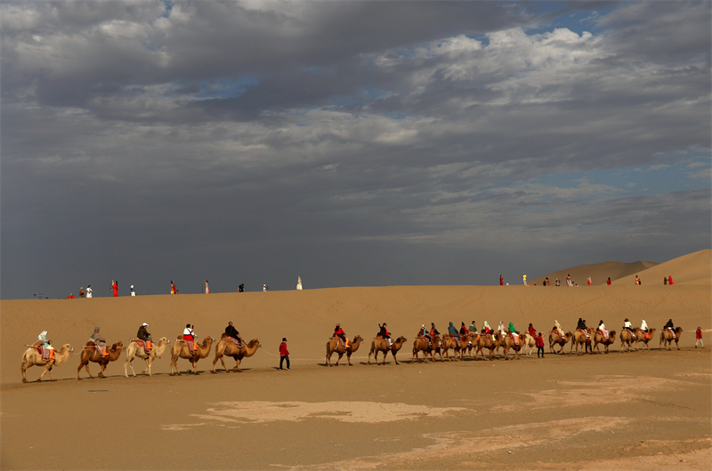 Gansu : les touristes profitent de promenades dans le désert à Dunhuang