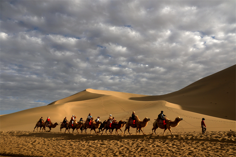 Gansu : les touristes profitent de promenades dans le désert à Dunhuang