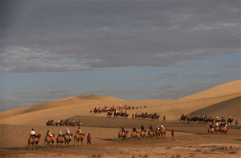 Gansu : les touristes profitent de promenades dans le désert à Dunhuang