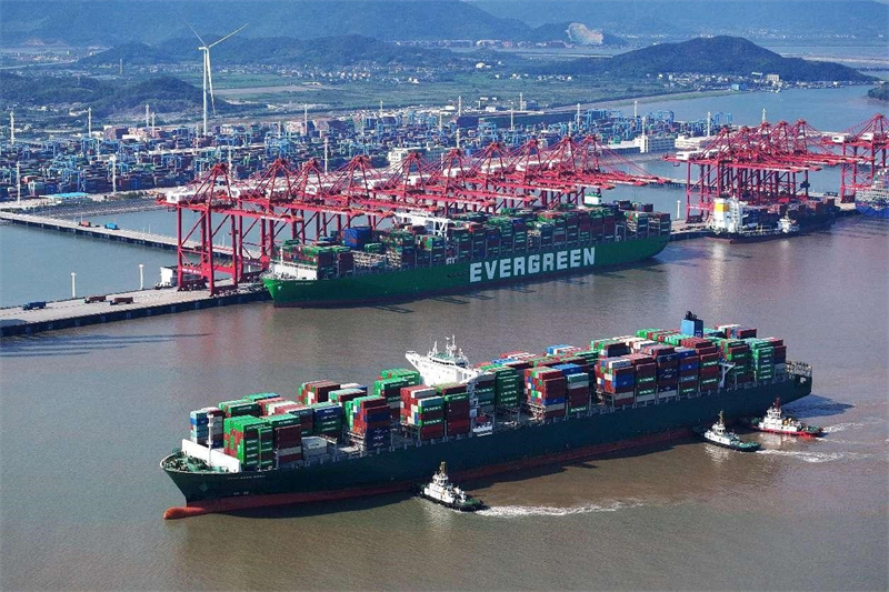 Un cargo international arrive dans la zone portuaire de Meishan du port de Ningbo-Zhoushan dans la province du Zhejiang (est de la Chine), le 7 septembre 2024. (Yao Feng / Pic.people.com.cn)