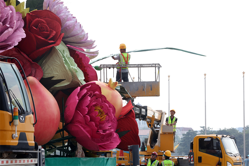 La construction du panier de fleurs « Vœux à la mère patrie » de la place Tian'anmen de Beijing est en cours