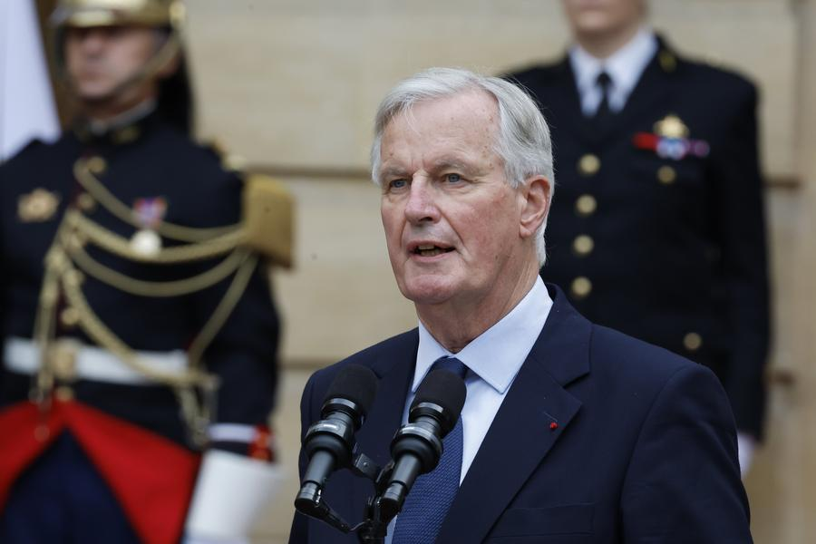 Photo prise le 5 septembre 2024 montrant le nouveau Premier ministre Michel Barnier s'exprimant lors de la cérémonie de passation de pouvoir à l'Hôtel de Matignon à Paris, en France. (Xinhua/Henri Szwarc)