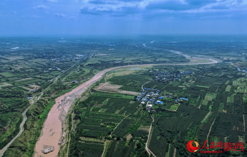 Shaanxi : le canal Zhengguo, un trésor plurimillénaire de conservation de l'eau vu du ciel