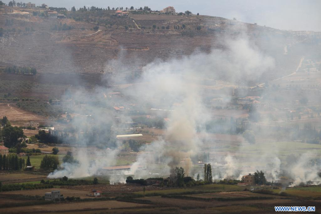 Photo prise le 23 septembre 2024 montrant la fumée des frappes aériennes israéliennes à Bint Jbeil, au Liban. (Xinhua/Taher Abu Hamdan)