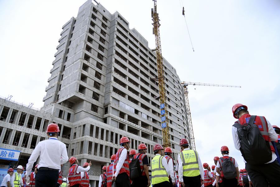 Des gens assistent à la démonstration d'une grue à tour téléguidée sans conducteur sur un chantier de l'arrondissement de Huangdao, à Qingdao, dans la province chinoise du Shandong (est), le 18 septembre 2024. (Photo : Li Ziheng)