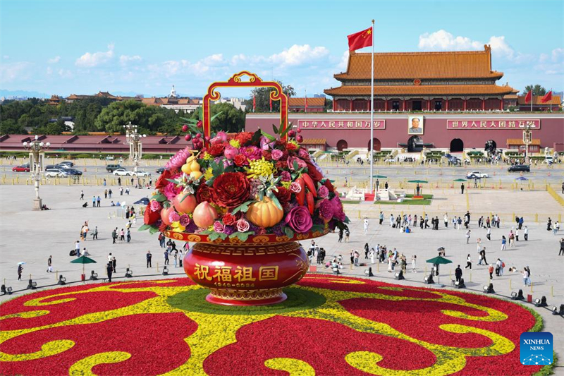 Un panier de fleurs géant décore la place Tian'anmen de Beijing à l'approche des vacances de la Fête nationale