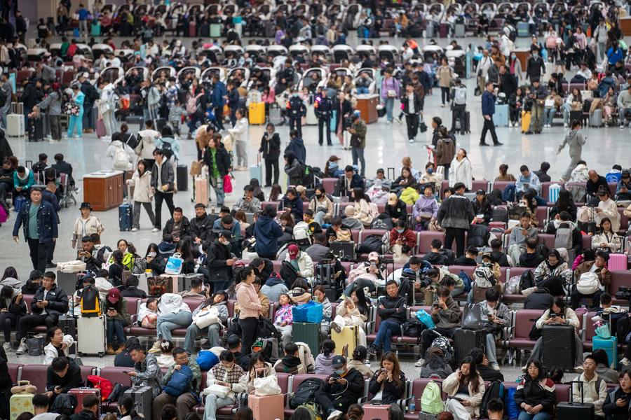 Des passagers dans la salle d