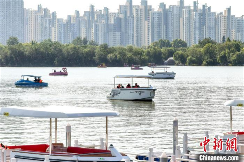 Des touristes font l'expérience de yachts intelligents autonomes dans le Parc aquatique de Tianjin (nord de la Chine), le 7 octobre. (Tong Yu / China News Service)