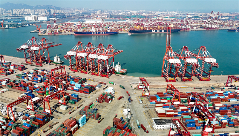 Shandong : les opérations du terminal portuaire de Qingdao battent leur plein