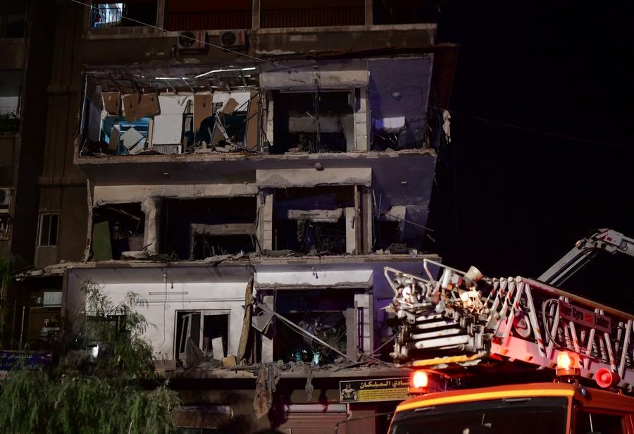 Photo prise le 8 octobre 2024 montrant un bâtiment endommagé lors d'une frappe israélienne contre le quartier résidentiel de Mazzeh, dans l'ouest de Damas, en Syrie. (Xinhua/Ammar Safarjalani)