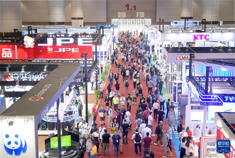 Des entreprises et des acheteurs du monde entier participent à la 135e session de la Foire d'importation et d'exportation de Chine, également connue sous le nom de Foire de Canton. (Lu Hanxin / Xinhua)