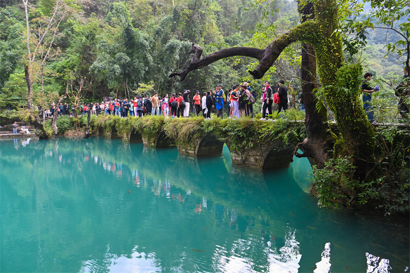 Guizhou : le site touristique de Xiaoqikong à Libo séduit les touristes