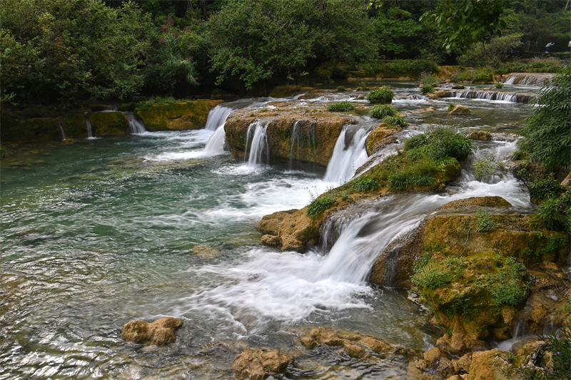 Guizhou : le site touristique de Xiaoqikong à Libo séduit les touristes