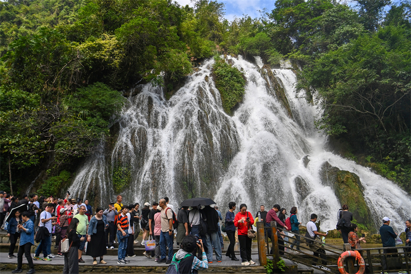 Guizhou : le site touristique de Xiaoqikong à Libo séduit les touristes