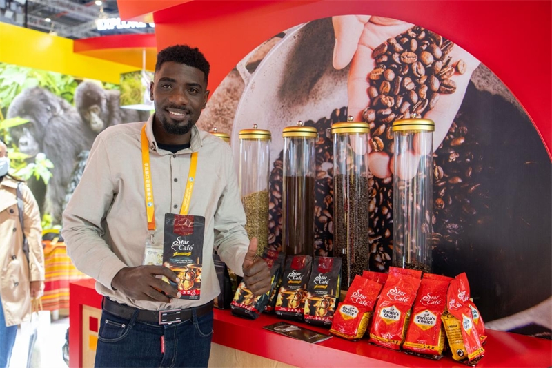 Un exposant présente le café de Moon Mountain sur le stand de l’Ouganda des expositions nationales de la 6e Exposition internationale de l'importation de Chine, le 8 novembre 2023. (Weng Qiyu / Pic.people.com.cn)