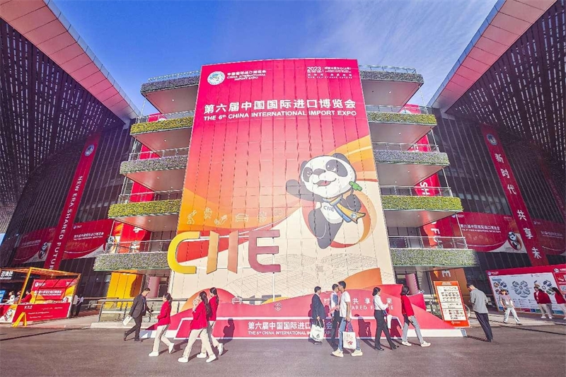 Le 5 novembre 2023, le Centre national des congrès et des expositions de Shanghai, où se tenait la 6e CIIE, était bondé de monde. (Wang Chu / Pic.people.com.cn)