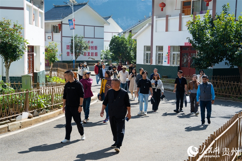 Guizhou : le village de Huawu accueille des visiteurs d'Asie-Pacifique avec ses paysages et ses coutumes folkloriques