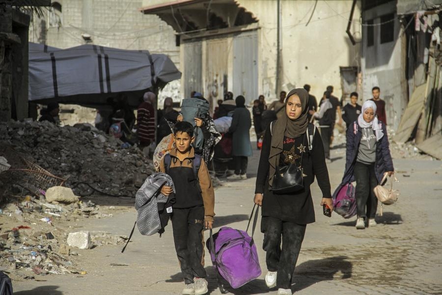 Photo prise le 25 octobre 2024 montrant des personnes forcées de quitter la ville de Beit Lahia par l'armée israélienne dans le camp de réfugiés de Jabalia, dans le nord de la bande de Gaza (Xinhua/Mahmoud Zaki)