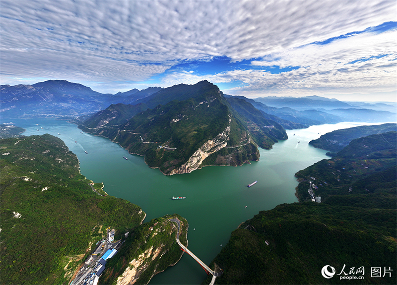 Hubei : le lever du soleil illumine le fleuve Yangtsé près du barrage des Trois Gorges