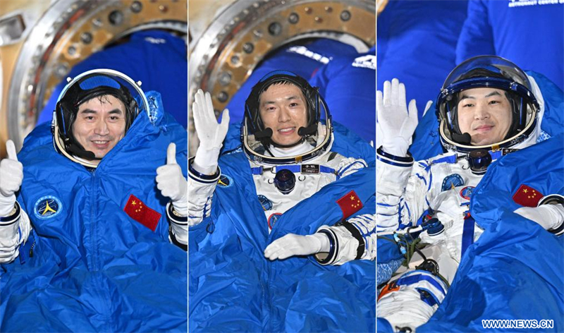 Tous les astronautes du Shenzhou-18 sortent de la capsule de retour