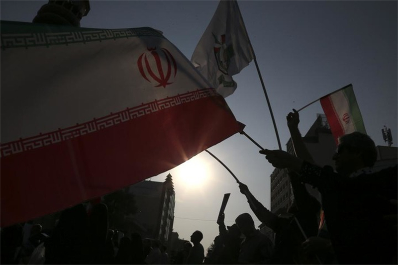 Des manifestants participent à un rassemblement contre les frappes israéliennes dans la bande de Gaza et au Liban, à Téhéran, en Iran, le 8 octobre 2024. (Xinhua/Shadati)