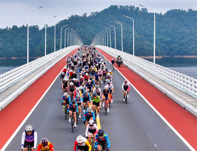 Zhejiang : début de la 18e course cycliste sur route du lac Qiandao de Chine à Chun'an