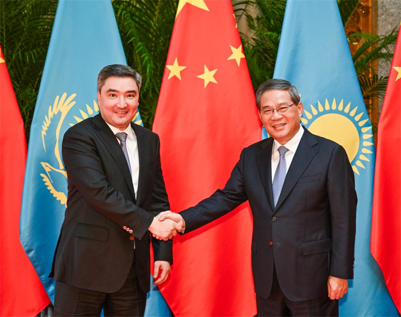 Le Premier ministre chinois rencontre son homologue kazakh et appelle à une coopération renforcée