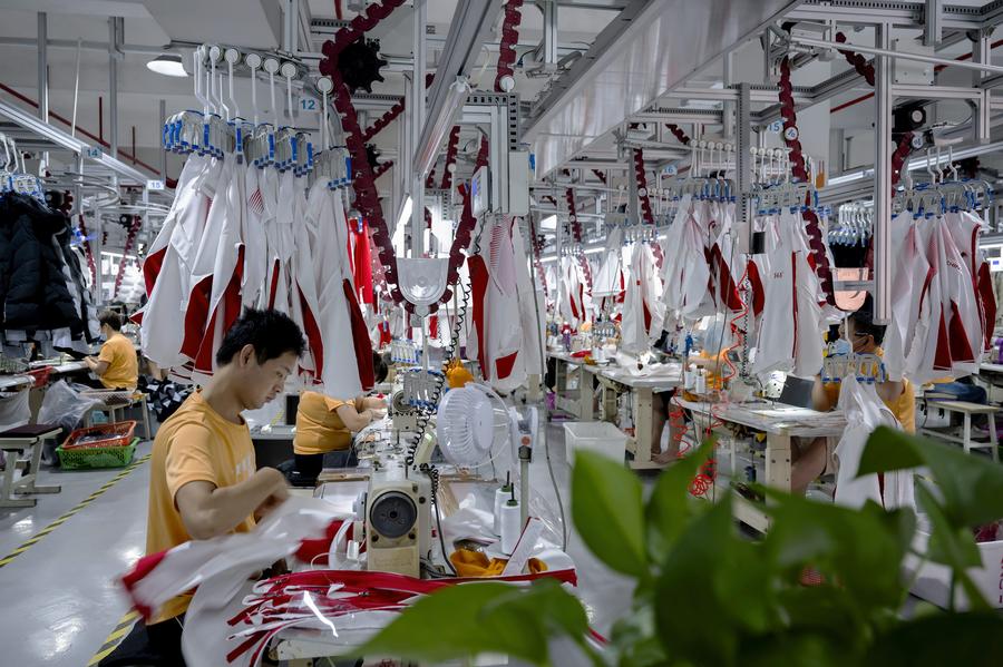 Des employés travaillent sur une chaîne de production dans un atelier du géant chinois des vêtements de sport 361 Degrees à Jinjiang, dans la province chinoise du Fujian (sud-est), le 23 août 2024. (Photo : Wei Peiquan)