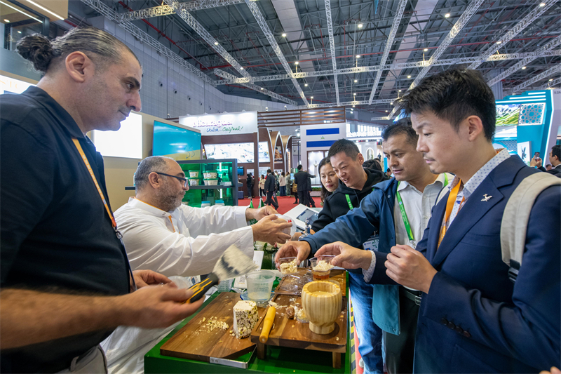 77 pays et organisations internationales présents aux expositions nationales de la CIIE à Shanghai