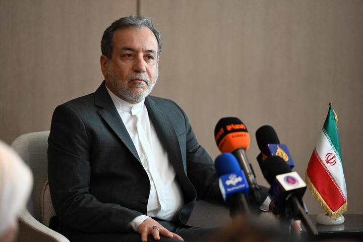 Photo prise le 22 octobre 2024 montrant le ministre iranien des Affaires étrangères, Abbas Araghchi, s'exprimant lors d'une conférence de presse à Koweït City, au Koweït. (Xinhua/Asad)