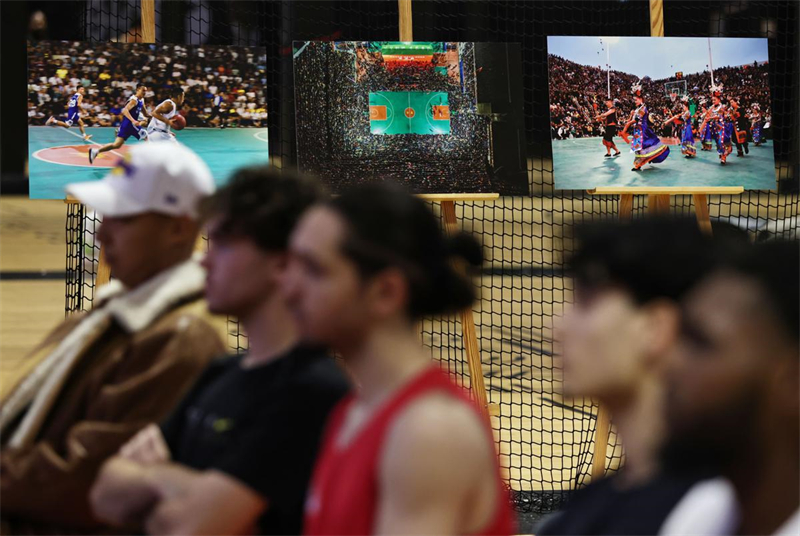 Ouverture d'une exposition photo sur le basket-ball dans la campagne du Guizhou à Paris