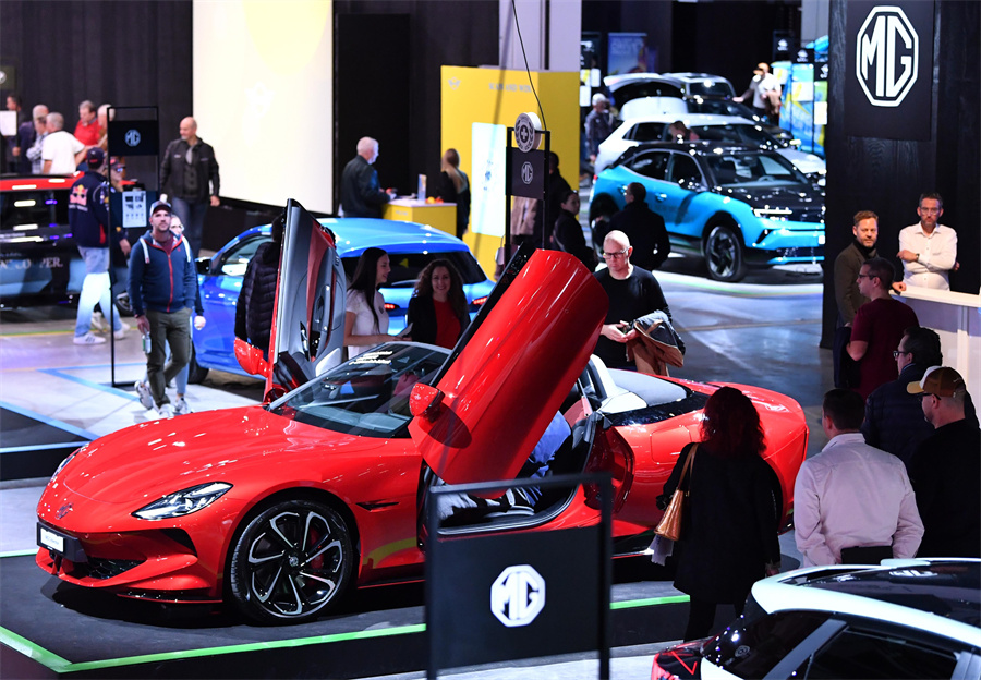 Des gens découvrent une voiture développée par le constructeur chinois MG Motor lors d'un salon automobile à Zurich, en Suisse, le 8 novembre. (Photo / Xinhua)