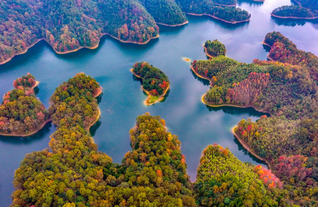 Zhejiang : les îles colorées du lac Qiandao à Chun'an