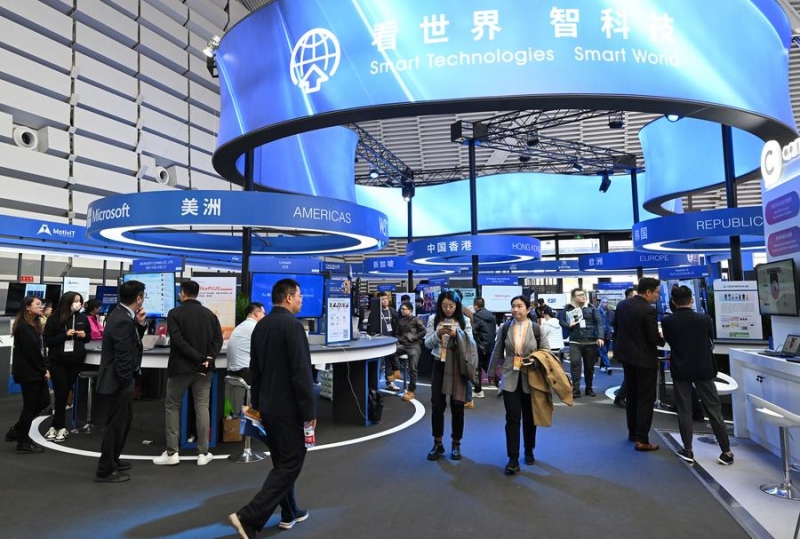 Des visiteurs dans la zone dédiée aux exposants étrangers du Salon Lumière de l'Internet (Light of Internet) à Wuzhen, dans la province chinoise du Zhejiang (est), le 19 novembre 2024. (Photo : Li He)