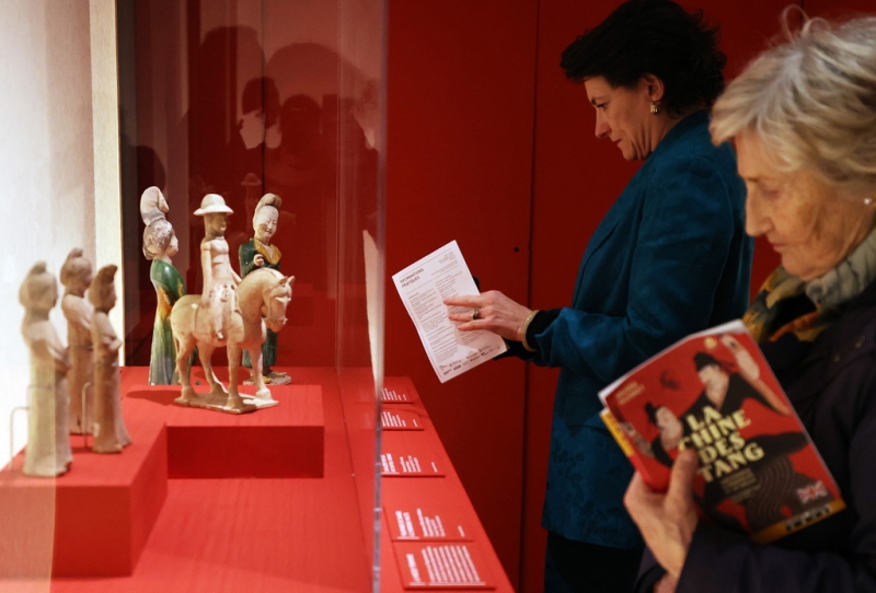 Des visiteurs admirent l'exposition « La Chine des Tang - Une dynastie cosmopolite (7e-10e siècle) » au Musée national des arts asiatiques-Guimet, le 18 novembre à Paris. (Gao Jing / Xinhua)