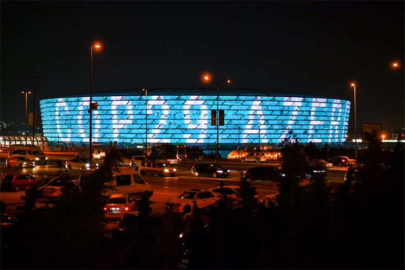 Photo prise le 21 novembre 2024 montrant une vue extérieure du site où a lieu la 29e session de la Conférence des Parties à la Convention-cadre des Nations Unies sur les changements climatiques (COP29) à Bakou, en Azerbaïdjan. (Xinhua/Cao Yang)