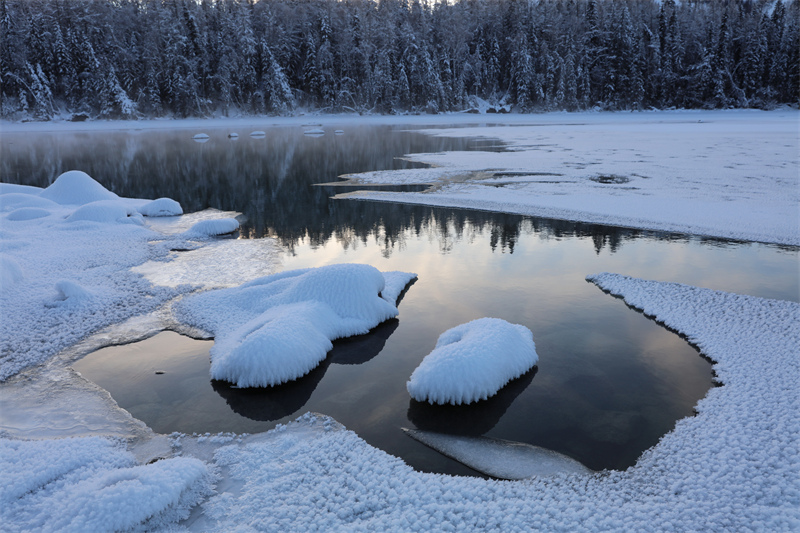 Xinjiang : à Altay, le lac Kanas est aussi beau qu'un pays des fées après la neige