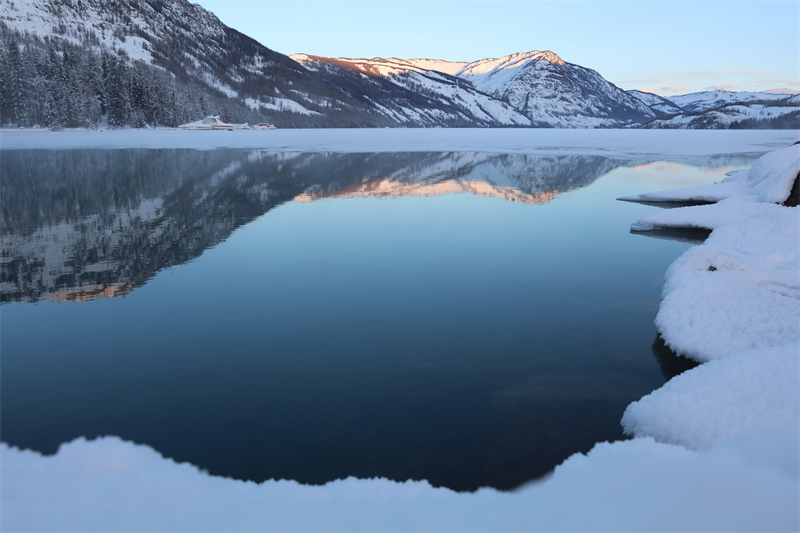 Xinjiang : à Altay, le lac Kanas est aussi beau qu'un pays des fées après la neige