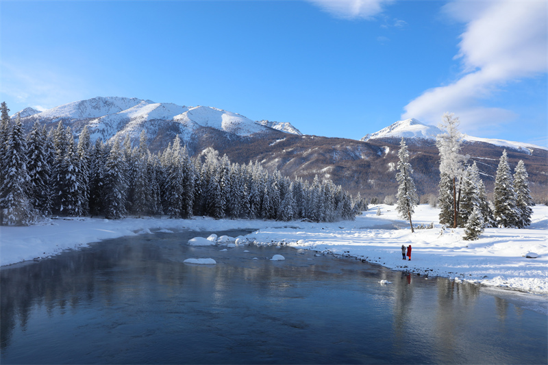 Xinjiang : à Altay, le lac Kanas est aussi beau qu'un pays des fées après la neige