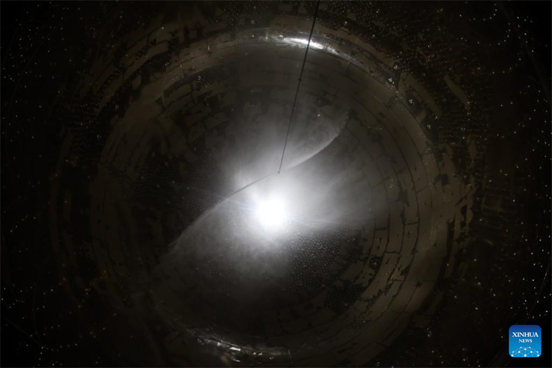 Photo prise le 23 novembre 2024 montrant la sphère en acrylique du détecteur central de l'observatoire souterrain de neutrinos de Jiangmen (JUNO) en cours de nettoyage à Jiangmen, dans la province du Guangdong (sud de la Chine). (Photo / Xinhua)