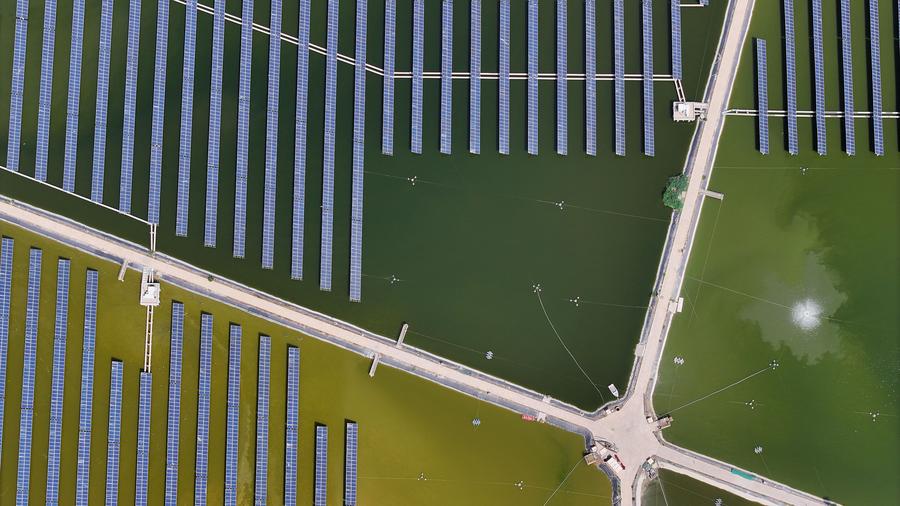 Photo aérienne d'un projet d'intégration d'élevage de poissons et de l'énergie solaire à Helan, district de la région autonome Hui du Ningxia, dans le nord-ouest de la Chine, le 25 mai 2024. (Photo : Wang Peng)