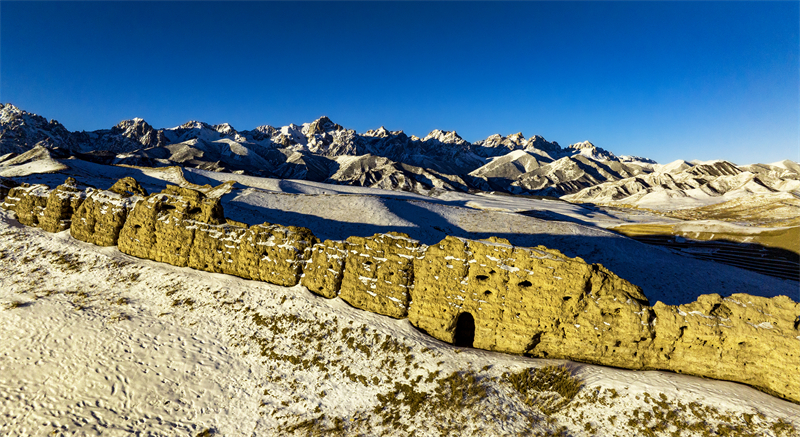 Gansu : le magnifique paysage de la Grande Muraille Ming des monts Wushaoling à Tianzhu