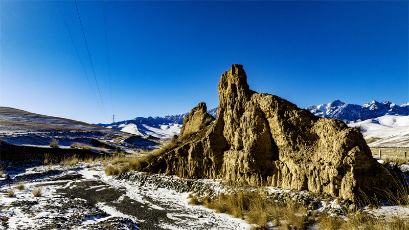 Gansu : le magnifique paysage de la Grande Muraille Ming des monts Wushaoling à Tianzhu