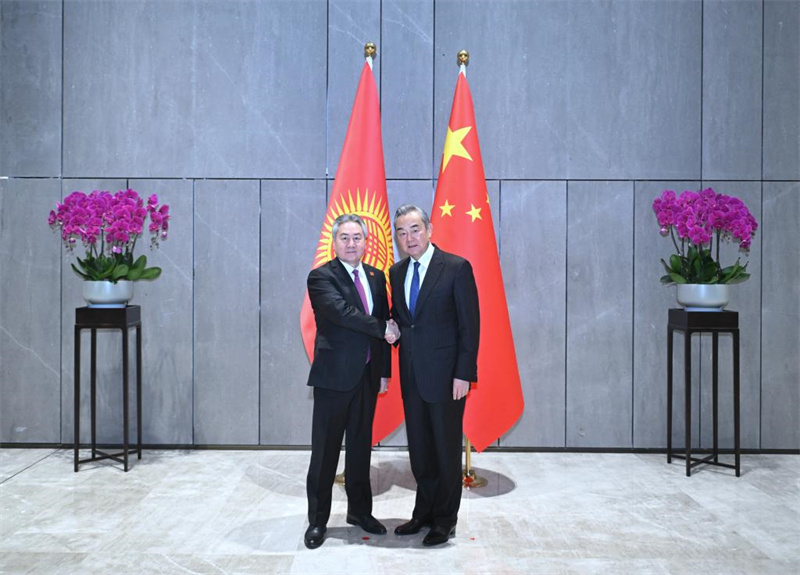 Le ministre chinois des AE rencontre son homologue kirghiz