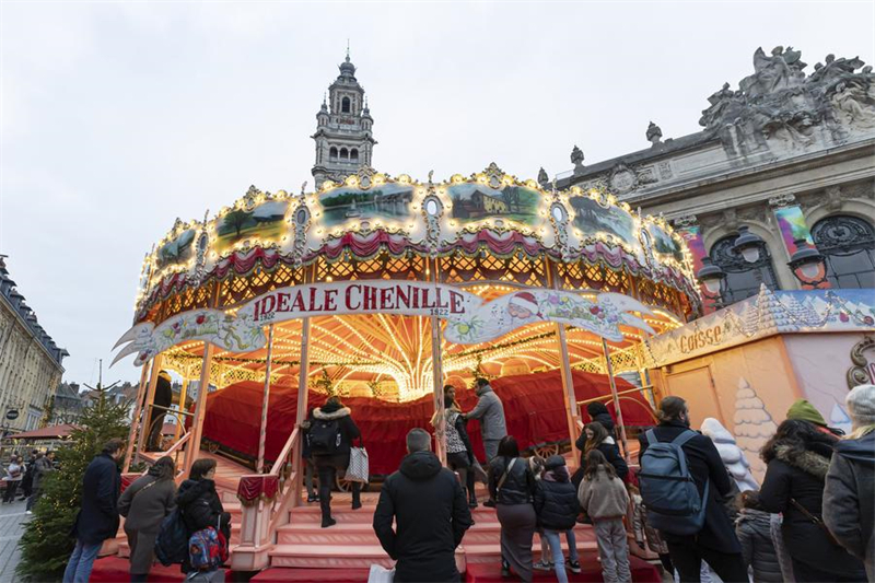 Des visiteurs au marché de Noël de Lille, dans le nord de la France, le 30 novembre 2024. (Xinhua/Sebastien Courdji)