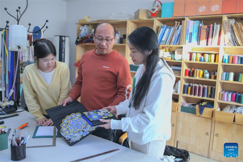 Histoire en photos d'une héritière de la broderie de Beijing