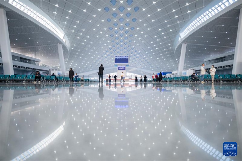 La salle d'attente de la gare de Jingmen-Ouest, photographiée le 8 décembre à Jingmen, dans la province du Hubei (centre de la Chine). (Wu Zhizun / Xinhua)