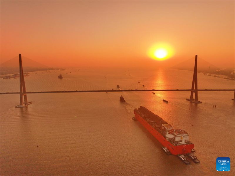 Photo aérienne prise par drone le 9 décembre 2024 montrant la « NGUYA FLNG », une installation flottante de gaz naturel liquéfié (FLNG), remorquée à travers le pont Sutong (Suzhou-Nantong) sur le fleuve Yangtsé, dans la province du Jiangsu (est de la Chine).  (Photo / Xinhua)